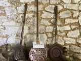 une étagère sur laquelle sont posés tout un tas d'objets différents