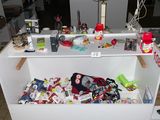 une table blanche sur laquelle sont posés tout un tas de jouets