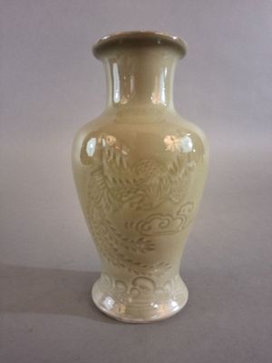Chine, Vase en porcelaine à glaçure vert céladon à décor de …