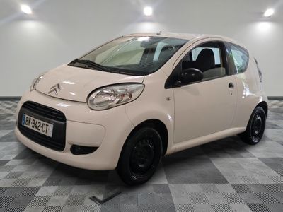 la photo d'une petite voiture blanche garée dans un garage