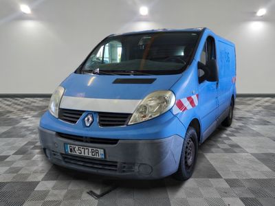 une camionnette bleue garée sur un sol en damier