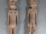 une paire de figurines en bois sculpté représentant un homme et une femme