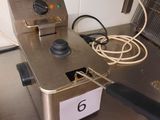 l'image d'une machine posée sur un comptoir