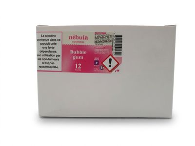 un gros plan d'une boîte de médicaments posée sur une surface blanche