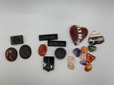 beaucoup de pierres et d'autres objets sur la table