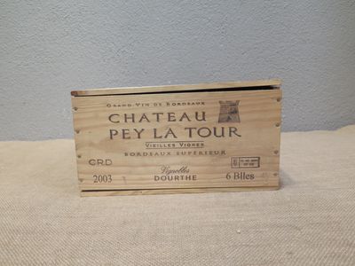 une boîte en bois avec une étiquette sur une table