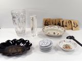 une table sur laquelle il y a beaucoup de vaisselle et de tasses