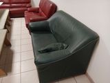 trois canapés et une table dans une pièce