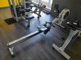 une image d'une salle de sport avec des équipements