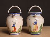 deux vases posés sur une table