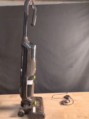 un aspirateur posé sur une table en bois