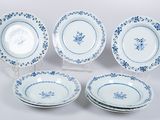 quatre assiettes bleues et blanches ornées de motifs floraux