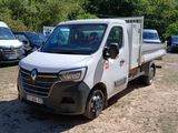 un camion blanc garé dans la poussière