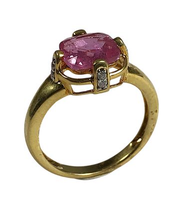 une image représentant une bague en or sertie d'une pierre rose entourée de diamants