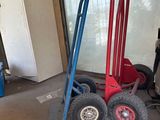 un diable rouge et bleu dans un garage