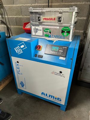 l'image d'une machine installée dans un garage