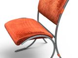 une chaise orange avec une structure métallique sur fond blanc