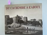 un livre avec une image de château en arrière-plan