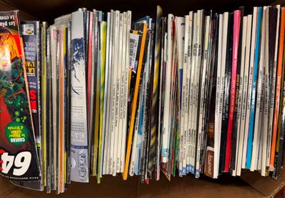 beaucoup de livres sur l'étagère dans la boîte