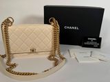 petit sac Chanel à rabat en cuir d'agneau matelassé couleur crème