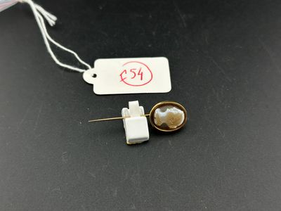 Épingle en or 18 carats avec camée agate.