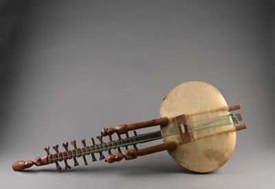 un gros plan d'un instrument de musique posé sur une surface grise