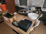 une table en bois sur laquelle se trouvent un bol de nourriture et un ordinateur portable