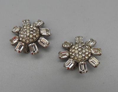 Paire de clips d'oreilles en verre imitant les diamants.
