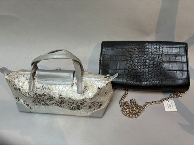 deux sacs à main posés l'un à côté de l'autre sur une table