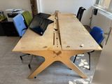 une table en bois sur laquelle sont posés deux ordinateurs portables