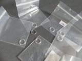 beaucoup de sacs en plastique transparent posés sur une table