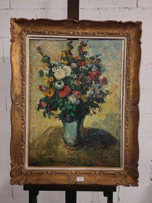 une peinture à l'huile représentant un vase de fleurs posé sur un chevalet