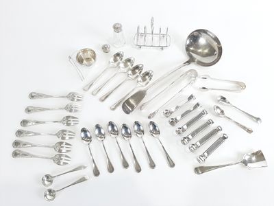 beaucoup de cuillères en argent et de cuillères sur la table