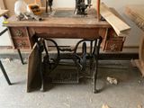 une machine à coudre posée sur une table en bois