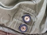un gros plan sur le pantalon d'une personne, muni de boutons
