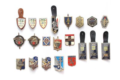 plusieurs types de badges sur une surface blanche