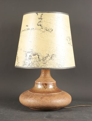 une photo d'une lampe de table en bois surmontée d'un abat-jour beige