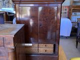 une armoire en bois avec une porte, posée sur une table