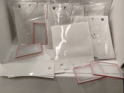de nombreuses feuilles de papier posées sur une table