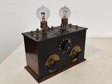 une petite boîte noire surmontée de deux ampoules