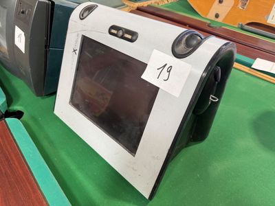 deux vieux téléviseurs exposés sur une table