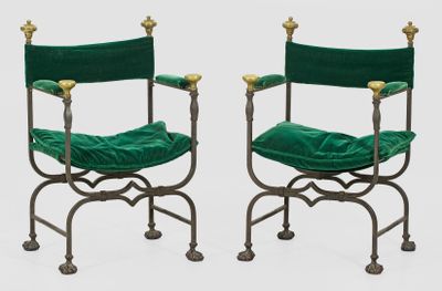 paire de fauteuils en velours vert avec pieds et accoudoirs en laiton