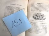 une feuille de papier posée sur un livre ouvert