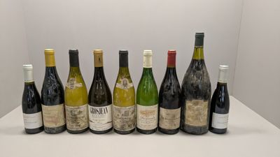 plusieurs bouteilles de vin sont alignées sur une table