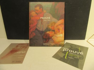 une photo représentant un livre et deux livres posés sur une table