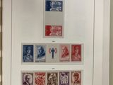 un livre ouvert dont les pages sont ornées de timbres et sur lequel figure l'image d'un homme