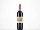 une bouteille de vin rouge posée sur une table