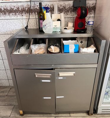 une petite cuisine équipée d'un réfrigérateur et d'un plan de travail