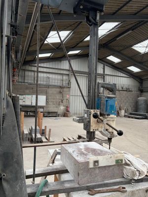 une machine qui travaille un morceau de bois dans un bâtiment