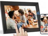 une photo d'une famille en train de manger, prise avec un smartphone